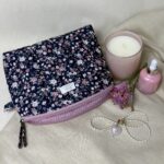 Kosmetyczka "Secret Garden" – granat -kwiatowa elegancja na co dzień